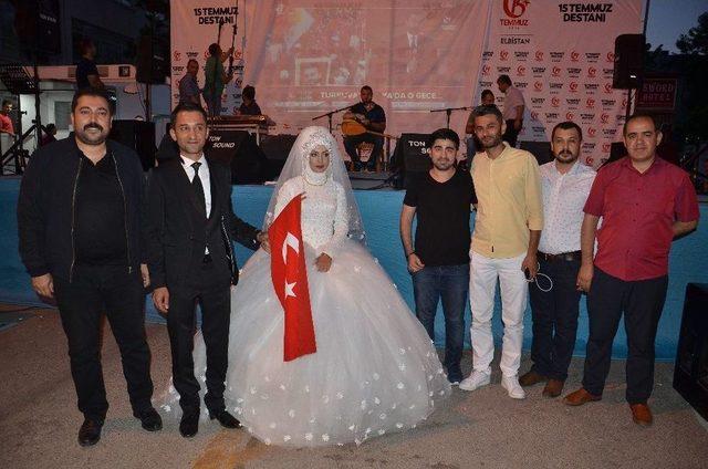 Gelin Ve Damat, D&uuml;ğ&uuml;nden &Ouml;nce Demokrasi Meydanına Geldi 2