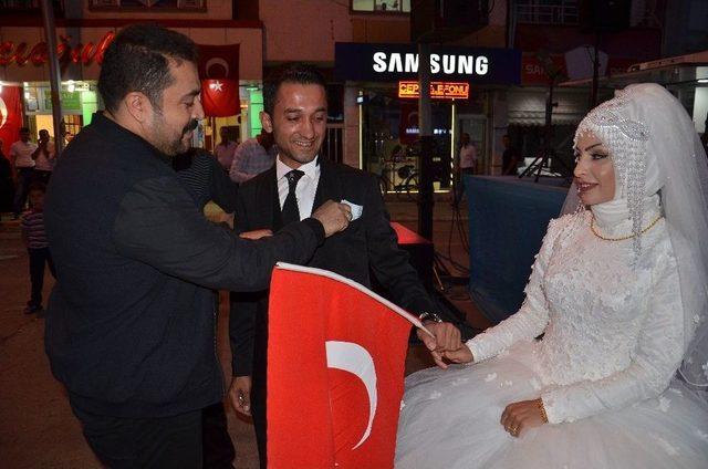 Gelin Ve Damat, D&uuml;ğ&uuml;nden &Ouml;nce Demokrasi Meydanına Geldi 3
