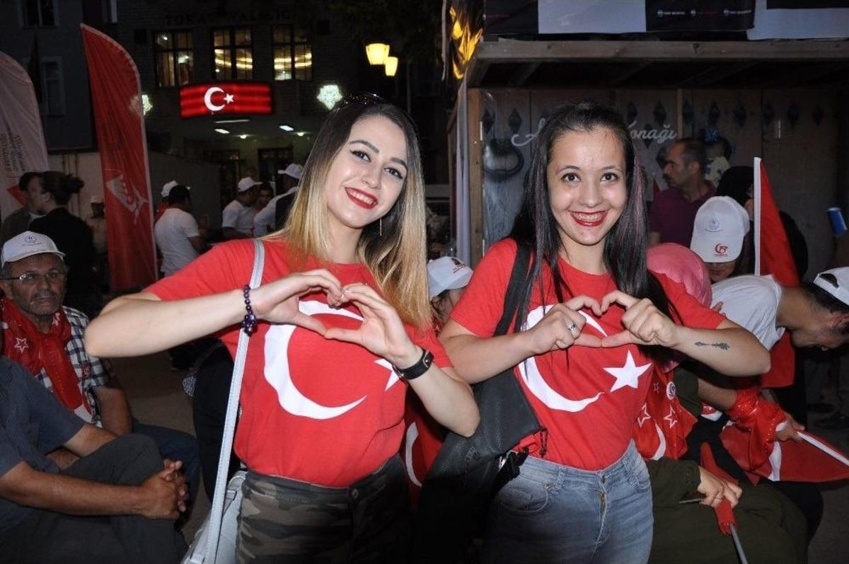 Tokatta Binlerce Vatandaş Demokrasi İ&ccedil;in Y&uuml;r&uuml;d&uuml;