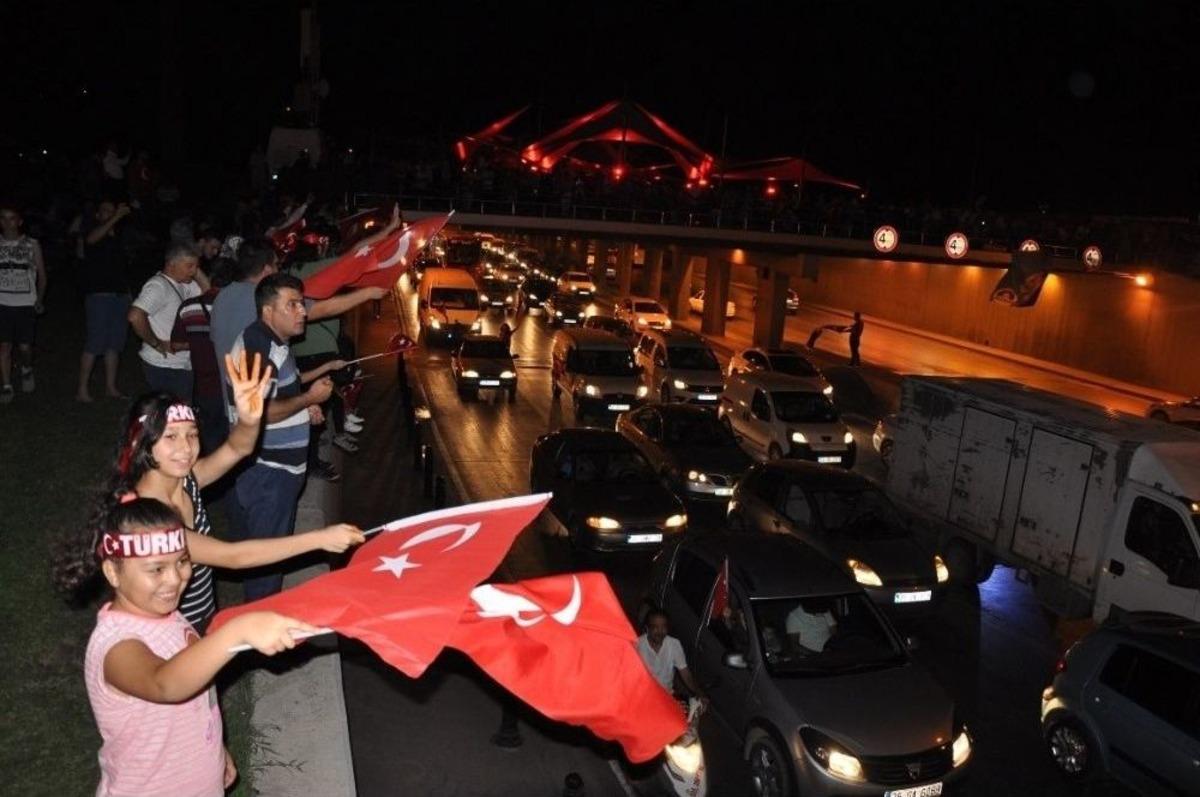 İzmirliler Sokağa D&ouml;k&uuml;ld&uuml;