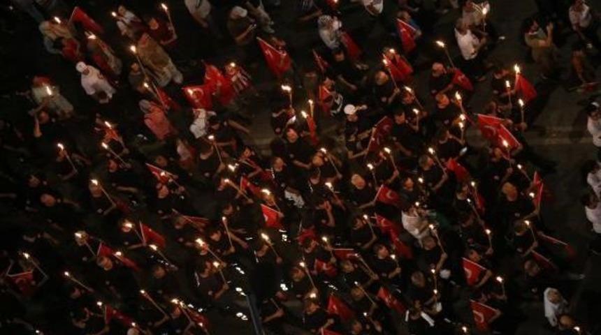 Binlerce Antalyalı Darbeye Karşı Y&uuml;r&uuml;d&uuml;