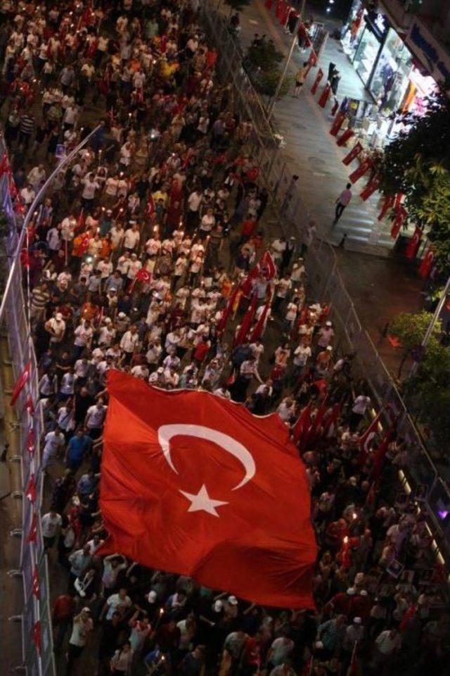 Binlerce Antalyalı Darbeye Karşı Yürüdü 1