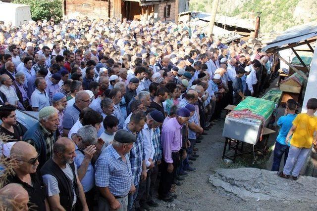 Artvin&rsquo;deki Kazada Hayatını Kaybedenler Toprağa Verildi 1