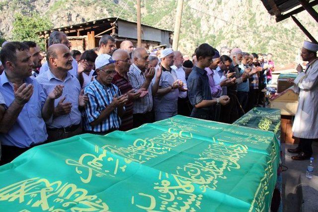 Artvin&rsquo;deki Kazada Hayatını Kaybedenler Toprağa Verildi 2