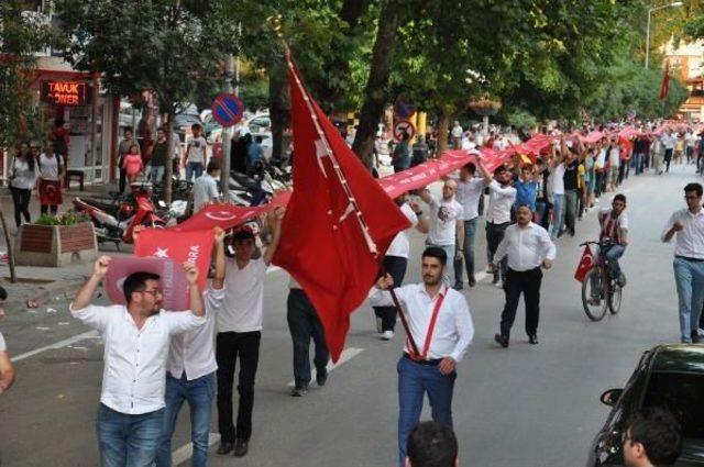 İnegöllüler Şehitlerin Isimlerinin Bulunduğu 249 Metrelik Türk Bayrağı Ile Yürüdü