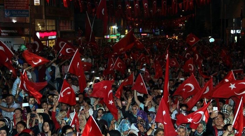 Nevşehir&rsquo;de Binlerce Vatandaş &ldquo;diriliş Meydanında&rdquo; Toplandı