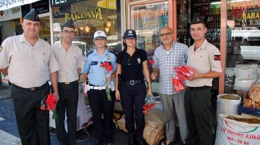 G&uuml;venlik G&uuml;&ccedil;lerinden Kilislilere &Ccedil;i&ccedil;ek Ve Bayrak