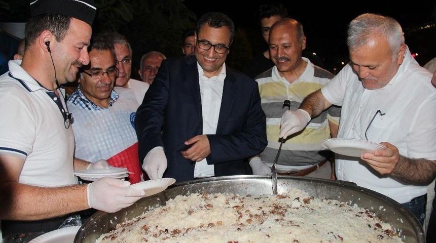 Demokrasi N&ouml;betinde Pilav Dağıtımı