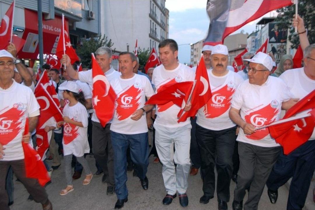 &Ouml;mer Halisdemir&rsquo;in Kardeşi Ağabeyinin Anlatıldığı 15 Temmuz Klibinde G&ouml;zyaşlarına Boğuldu