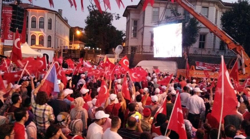 Binlerce Vatandaş Kısıklı&rsquo;da Demokrasi N&ouml;betinde