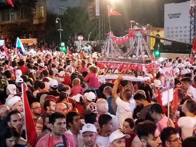 Binlerce Vatandaş Kısıklı&rsquo;da Demokrasi N&ouml;betinde 1