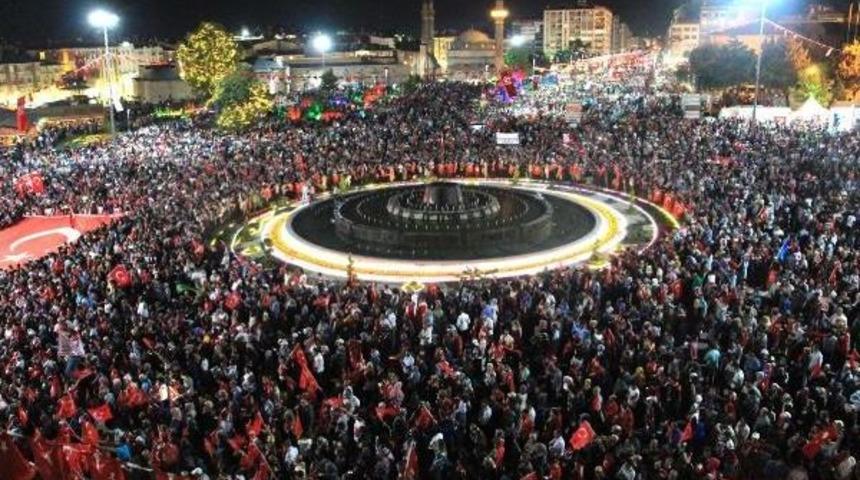 Sivas'ta Onbinlerce Kişi Demokrasi N&ouml;betinde Buluştu