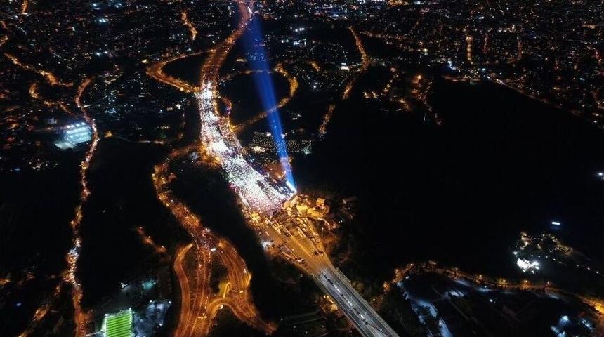 15 Temmuz Şehitler K&ouml;pr&uuml;s&uuml;&rsquo;nde Şehitler İ&ccedil;in G&ouml;ky&uuml;z&uuml;ne Yansıtılan Işık Havadan G&ouml;r&uuml;nt&uuml;lendi