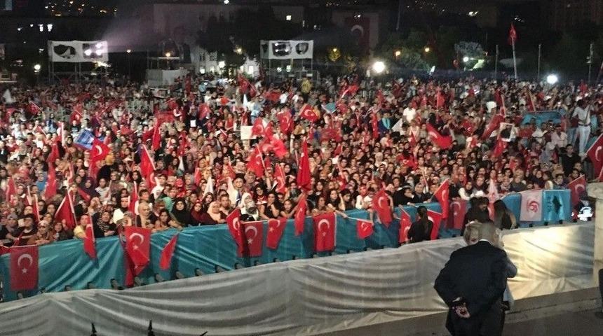 Tbmm &Ouml;n&uuml;nde Vatandaşlar Toplanmaya Başladı