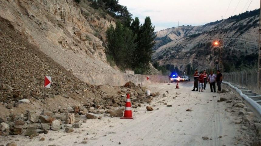 Beypazarı-karaşar Yolunda Heyelan