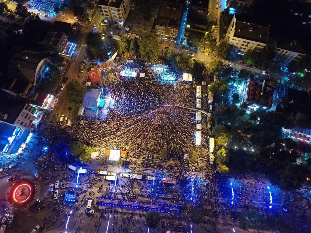 D&uuml;zce&rsquo;de Binlerce Kişi Alanı Doldurdu