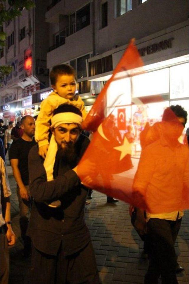 Binlerce Insan Türk Bayraklarıyla Meydanları Doldurdu