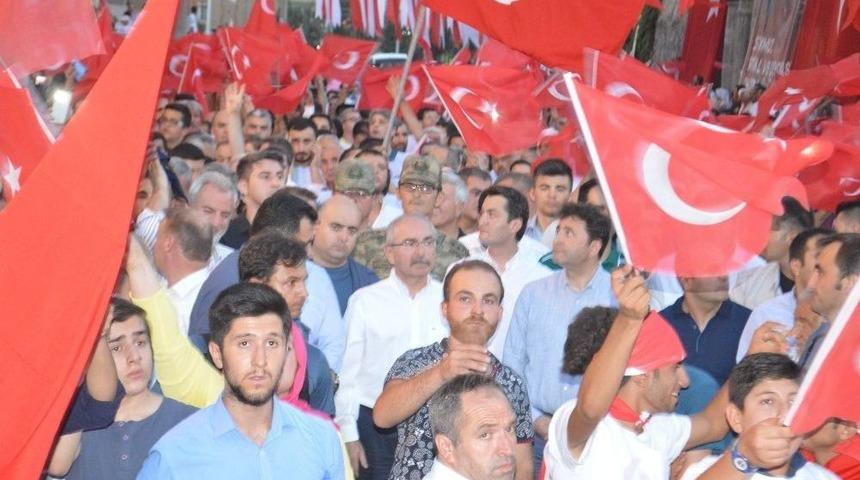 Mardin&rsquo;de Binlerce Kişi Demokrasi N&ouml;betinde