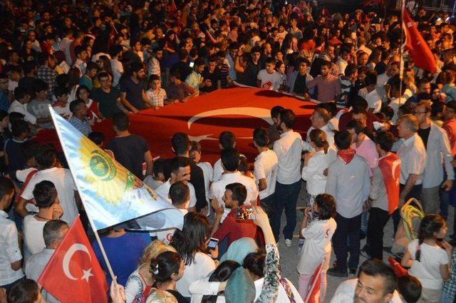 Mardin’de Binlerce Kişi Demokrasi Nöbetinde