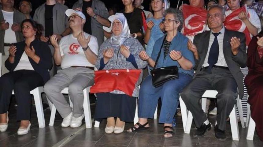 15 Temmuz Kutlamasında Şehit Polisin Annesi Baygınlık Ge&ccedil;irdi