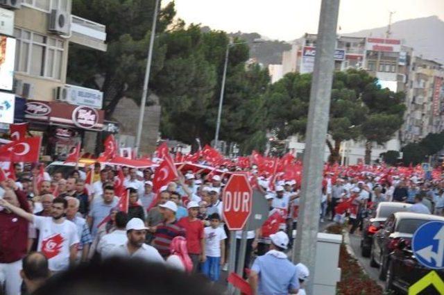 15 Temmuz Kutlamasında Şehit Polisin Annesi Baygınlık Geçirdi