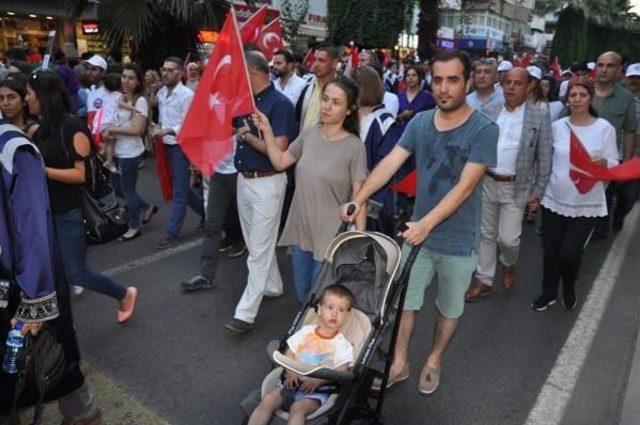 15 Temmuz Kutlamasında Şehit Polisin Annesi Baygınlık Geçirdi