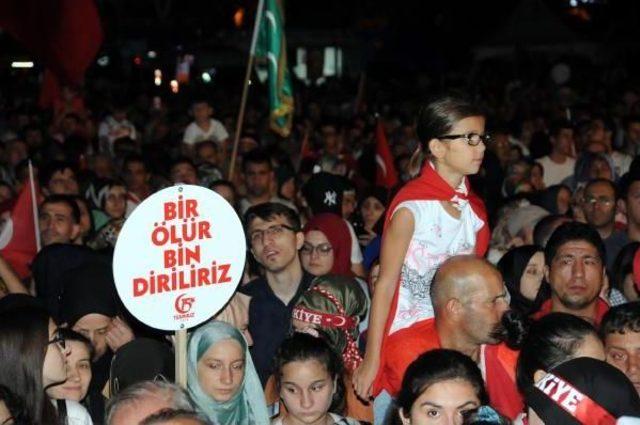 Adapazarı'nda Binlerce Kişi Demokrasi Meydanı'nda Toplandı