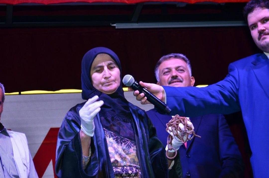 15 Temmuz Şehidinin Annesi Fet&ouml;&rsquo;ye Zincir Salladı