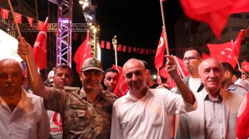 Batman'da Demokrasi N&ouml;betindekiler '&ouml;l&uuml;r&uuml;m T&uuml;rkiyem' Şarkısı K&uuml;rkt&ccedil;e Seslendirdi