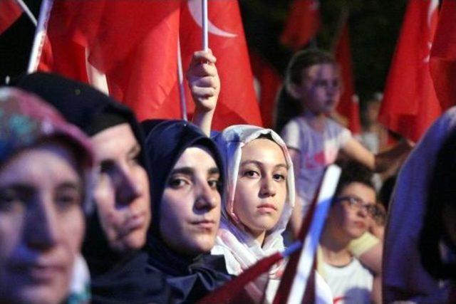 Batman'da Demokrasi Nöbetindekiler 'ölürüm Türkiyem' Şarkısı Kürktçe Seslendirdi