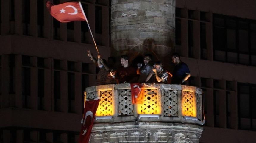 Ellerinde Bayrak Minareye &Ccedil;ıktılar, Selaya Eşlik Ettiler