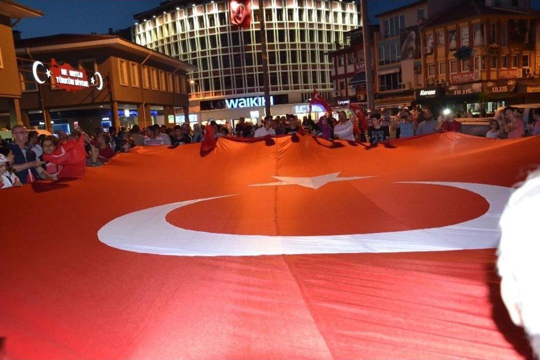 Balıkesir&rsquo;de On Binler Sokağa D&ouml;k&uuml;ld&uuml;