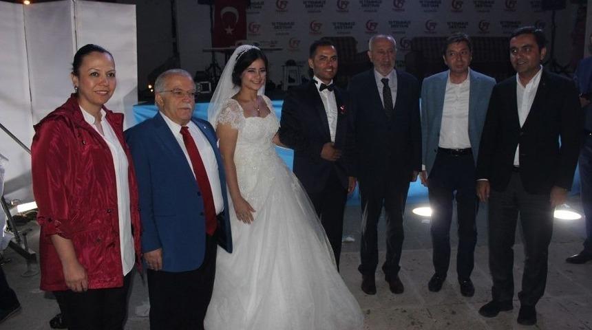 Gelin Ve Damat Demokrasi N&ouml;beti Tuttu