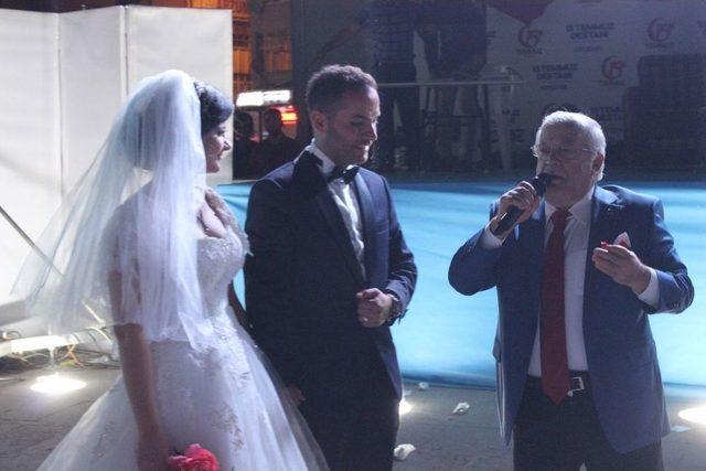 Gelin Ve Damat Demokrasi Nöbeti Tuttu