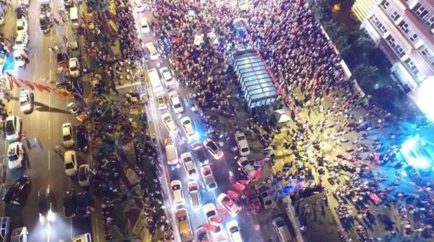 Şehitler K&ouml;pr&uuml;s&uuml; Boşaldı, Meydanlar Doldu Taştı