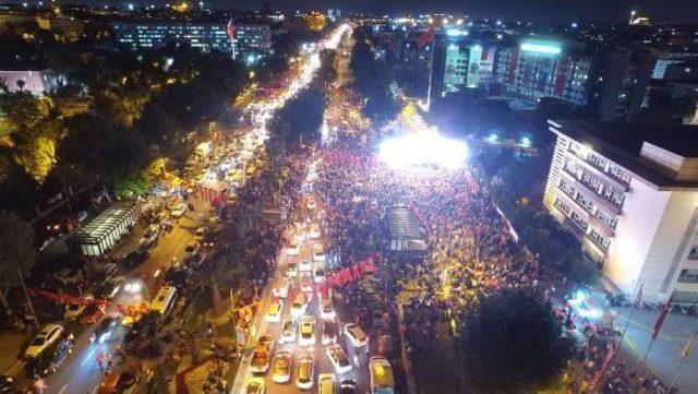 Şehitler Köprüsü Boşaldı, Meydanlar Doldu Taştı