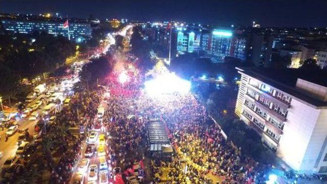 Şehitler Köprüsü Boşaldı, Meydanlar Doldu Taştı