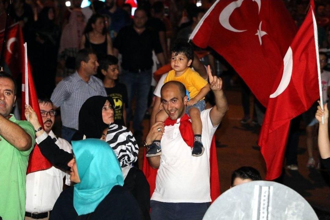 Antalya&rsquo;da On Binler Demokrasi N&ouml;beti İ&ccedil;in Meydanları Doldurdu