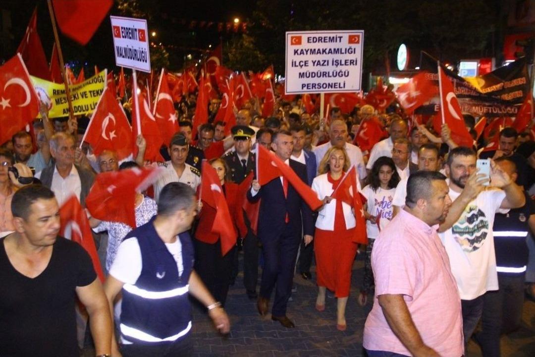 Edremit&rsquo;te Binlerce Vatandaş Demokrasi N&ouml;beti İ&ccedil;in Bir Araya Geldi