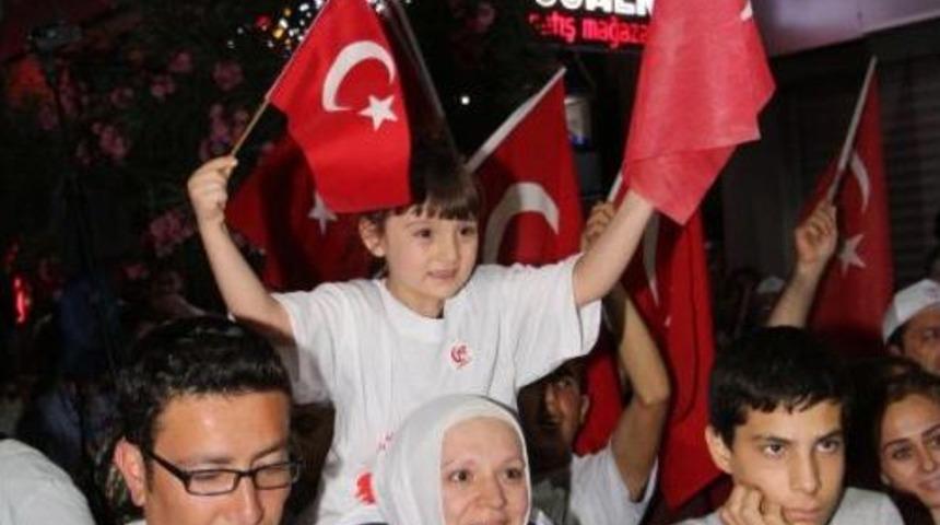 Manisalılar Demokrasi Şehitleri I&ccedil;in Y&uuml;r&uuml;d&uuml;