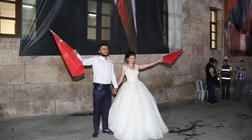 D&uuml;ğ&uuml;nden &Ccedil;ıkıp N&ouml;bete Geldiler