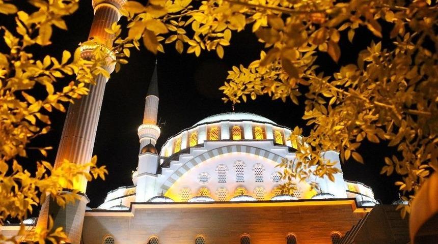 Elazığ&rsquo;da T&uuml;m Camilerde Sala Okundu