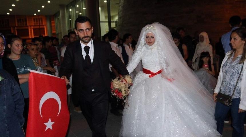 Akhisar&rsquo;da Gelin Ve Damat D&uuml;ğ&uuml;n T&ouml;reninin Ardından Demokrasi N&ouml;betine Katıldı