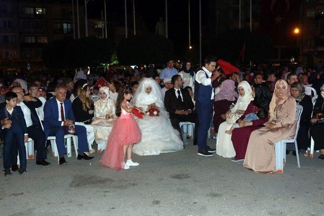 Akhisar’da Gelin Ve Damat Düğün Töreninin Ardından Demokrasi Nöbetine Katıldı