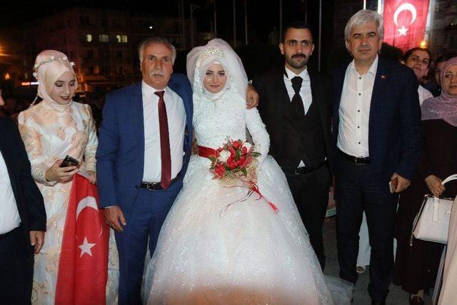 Akhisar’da Gelin Ve Damat Düğün Töreninin Ardından Demokrasi Nöbetine Katıldı