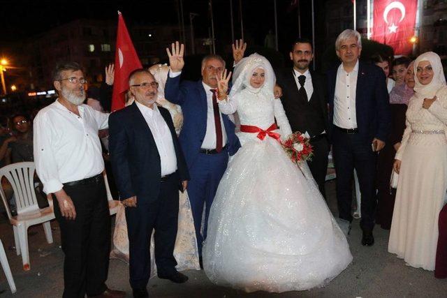 Akhisar’da Gelin Ve Damat Düğün Töreninin Ardından Demokrasi Nöbetine Katıldı