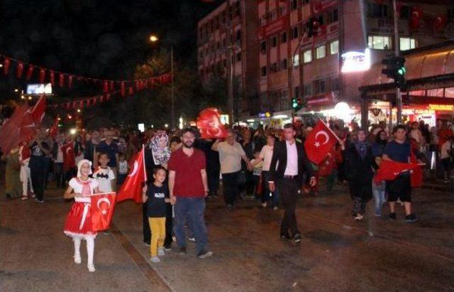 Isparta’Da Vatandaşların Üzerine Gül Suyu Sıkıldı