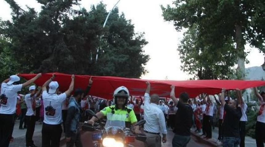 Amasya&rsquo;Da 10 Kişi Meydanlara Indi