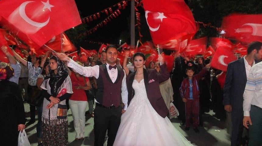 D&uuml;ğ&uuml;nden &Ccedil;ıkıp, Demokrasi N&ouml;betine Koştular