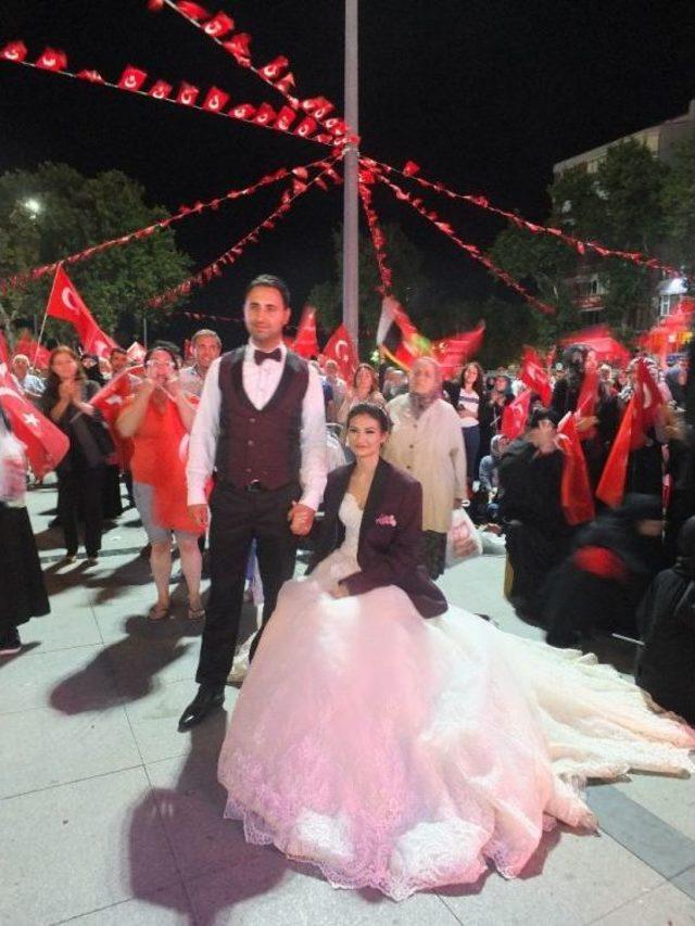 D&uuml;ğ&uuml;nden &Ccedil;ıkıp, Demokrasi N&ouml;betine Koştular 1